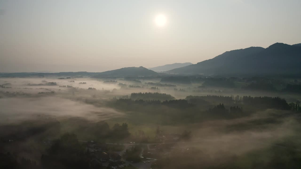 早晨的雾。aerial无人机在日落时的飞行视频素材