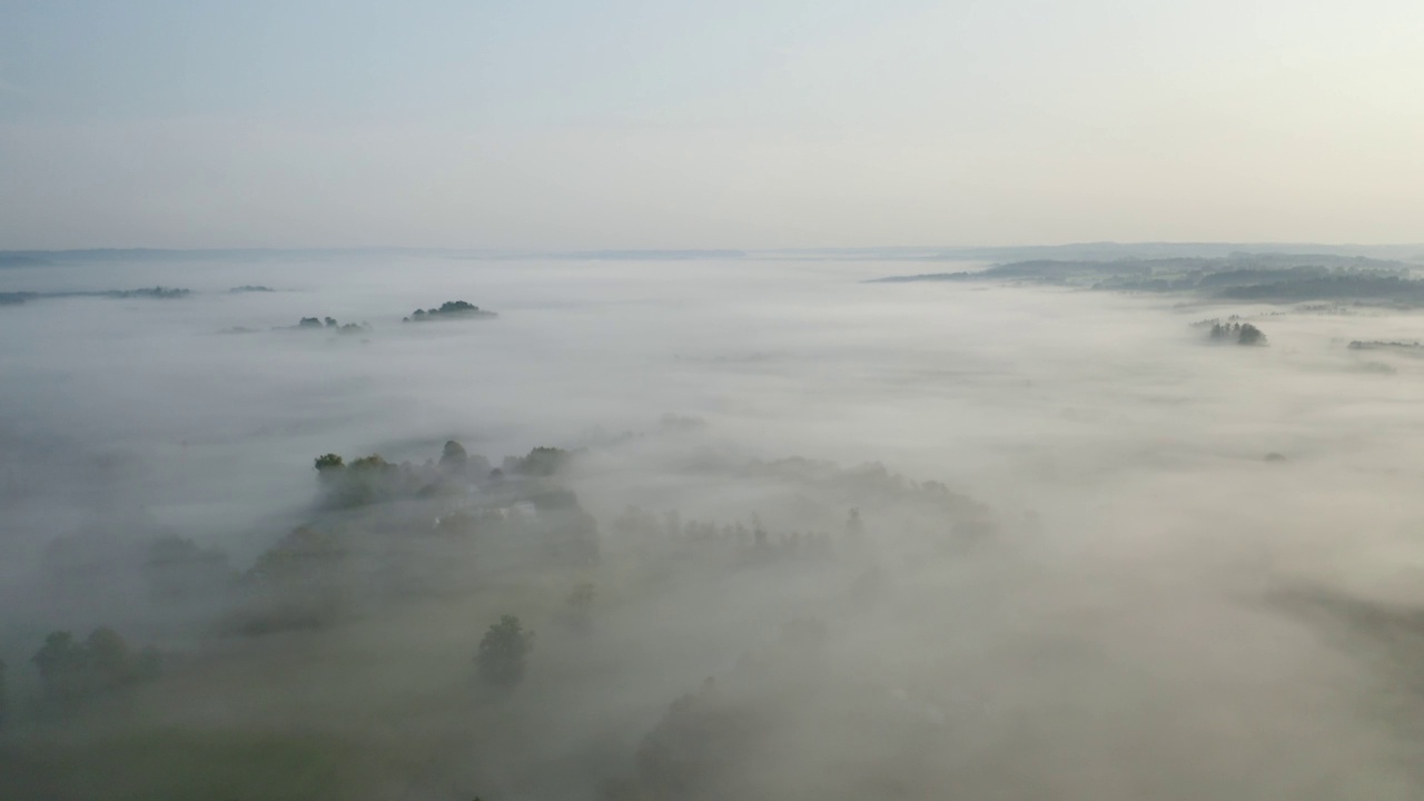 早晨的雾。aerial无人机在日落时的飞行视频素材