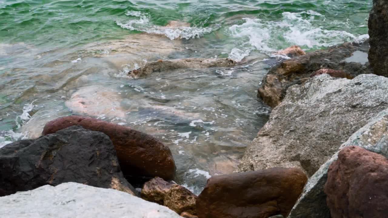 海浪拍打着海岸视频下载