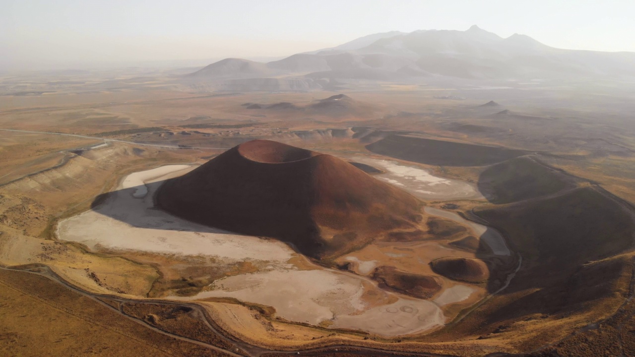 飞越红色星球火星上的火山口视频素材