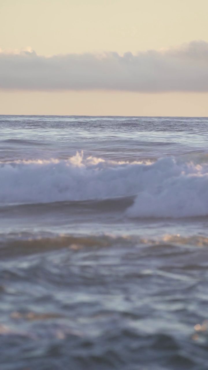 海浪在海上日落垂直背景视频素材