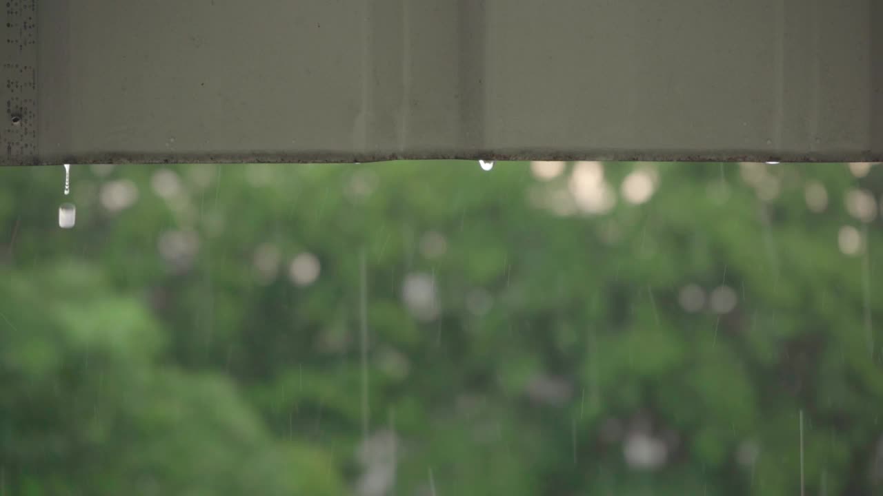 屋顶上的雨滴视频素材