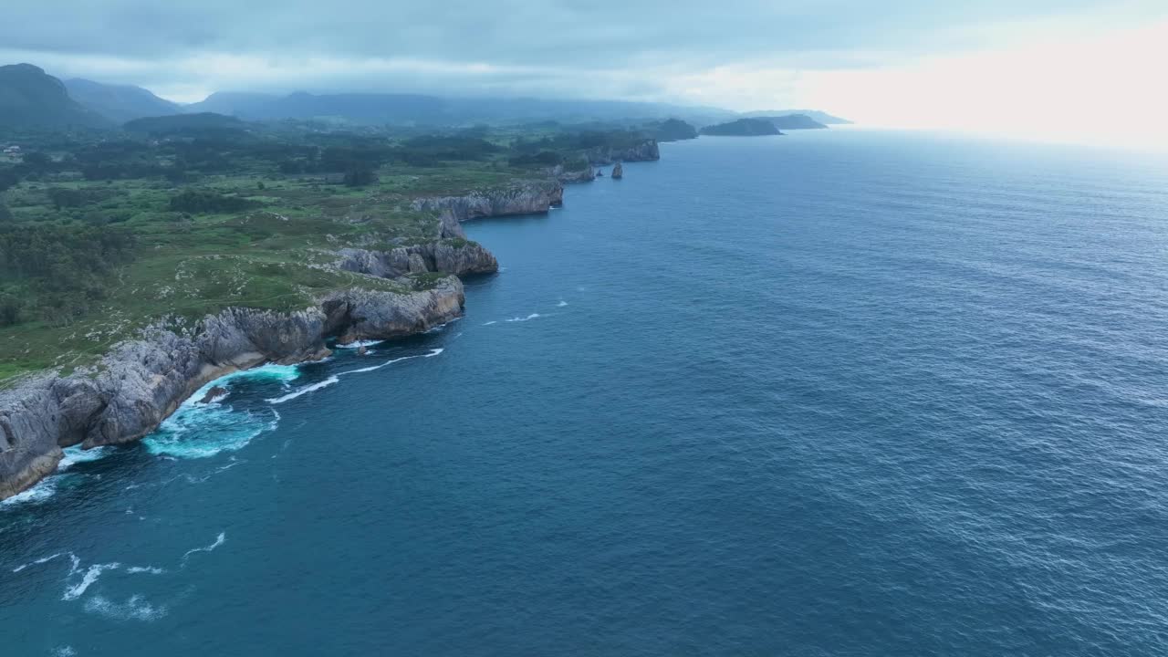 Guadamia和Bufones de Pria周围的海岸景观。无人机鸟瞰图。像的电话。坎塔布连大海。阿斯图里亚斯、西班牙、欧洲视频素材