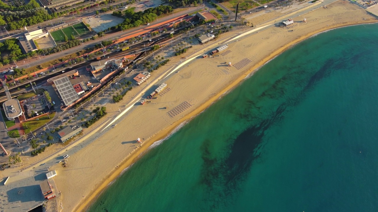 巴塞罗那海滩，La Nova Mar Bella和La Nova Icaria海滩的鸟瞰图。这个420米长的海滩，在1992年奥运会期间随着城市重建而崛起视频素材