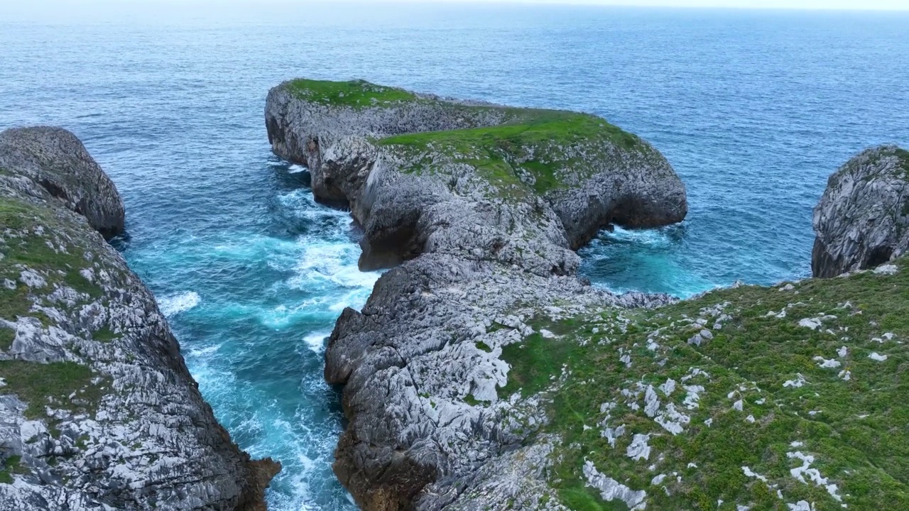 Guadamia和Bufones de Pria周围的海岸景观。无人机鸟瞰图。像的电话。坎塔布连大海。阿斯图里亚斯、西班牙、欧洲视频素材