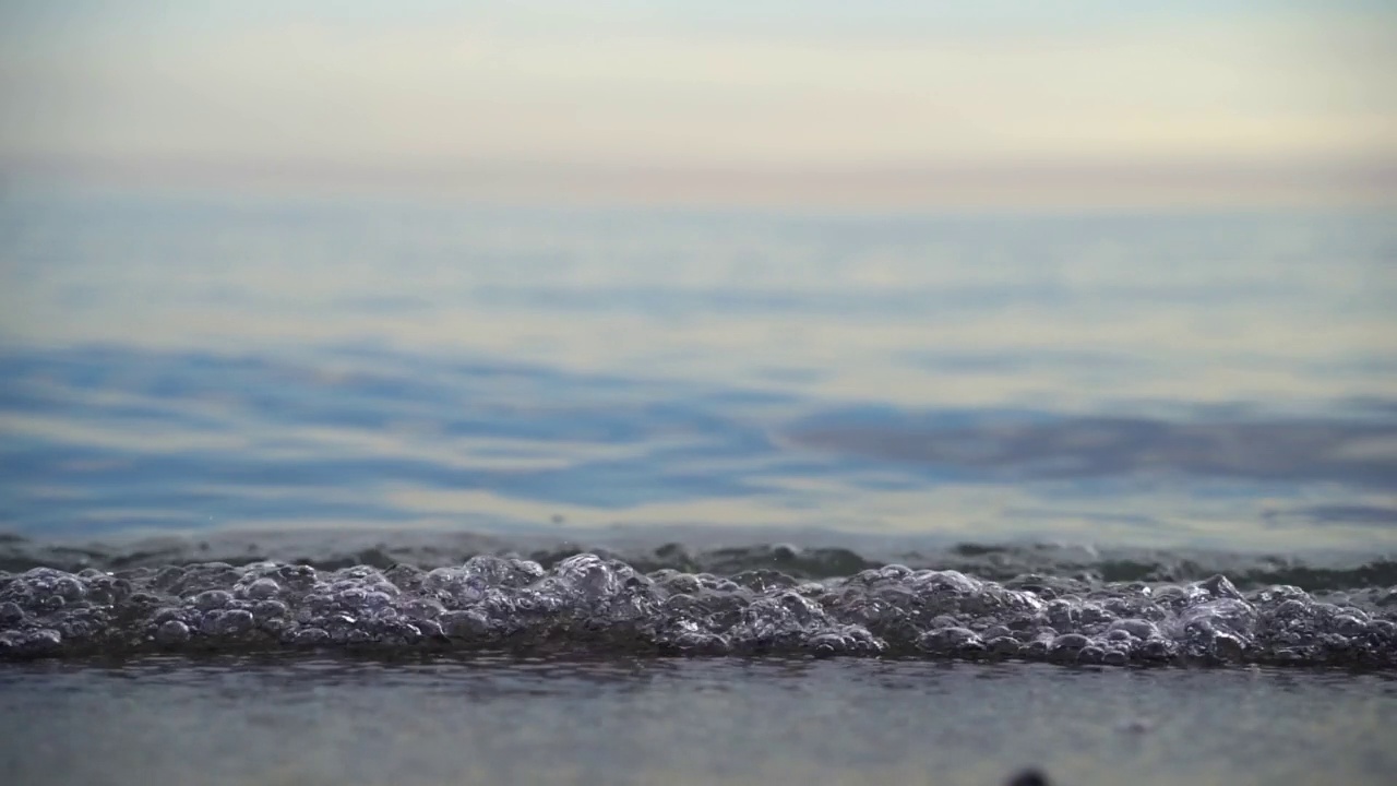 海浪拍打着海岸视频素材