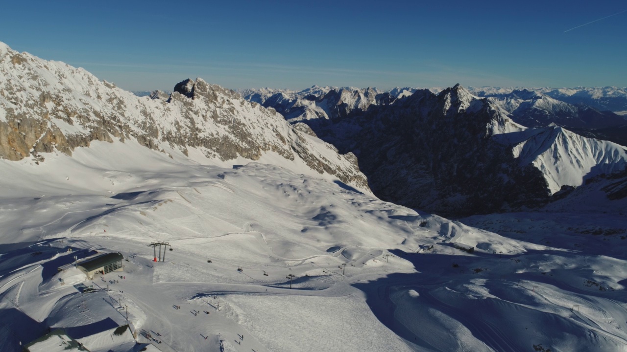 位于巴伐利亚南部的zugspitz滑雪场视频素材