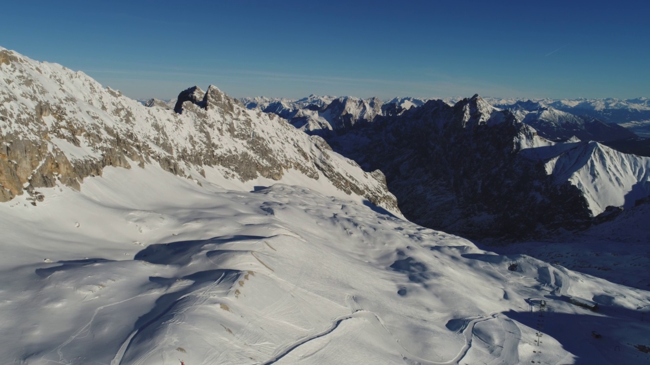 位于巴伐利亚南部的zugspitz滑雪场视频素材