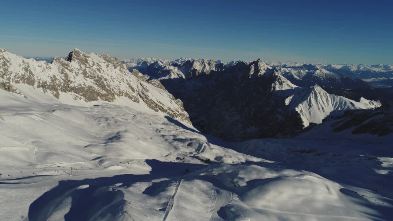 位于巴伐利亚南部的zugspitz滑雪场视频素材