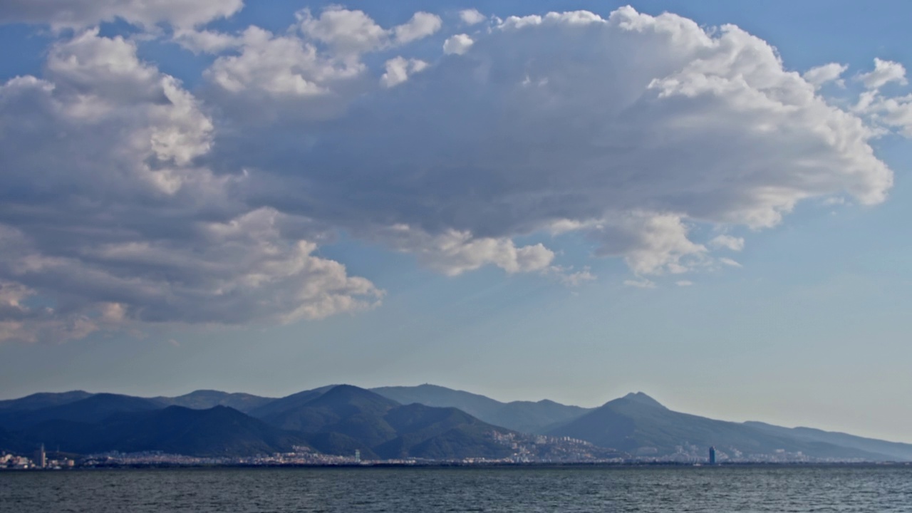 海洋城市景观和雨云视频素材