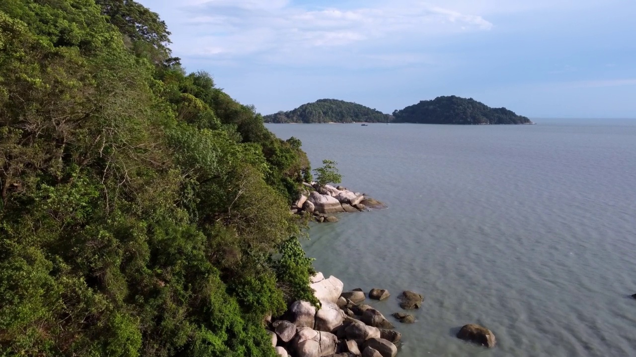 在海上飞越岩层视频素材