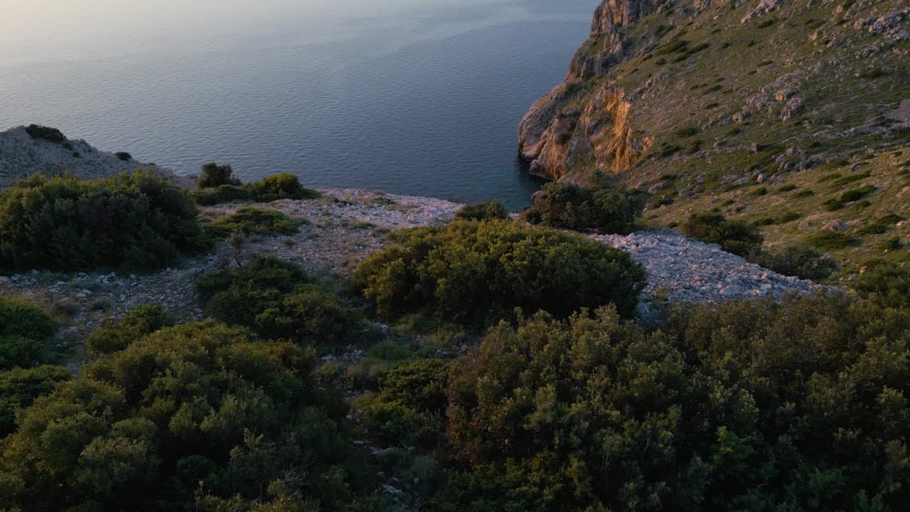 克罗地亚Cres岛Orlec海滩的航拍视频视频素材