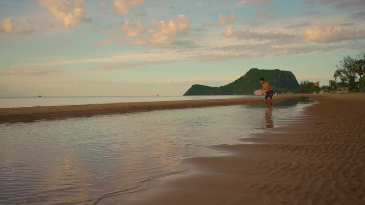 在海滩上玩滑水板的男子视频素材