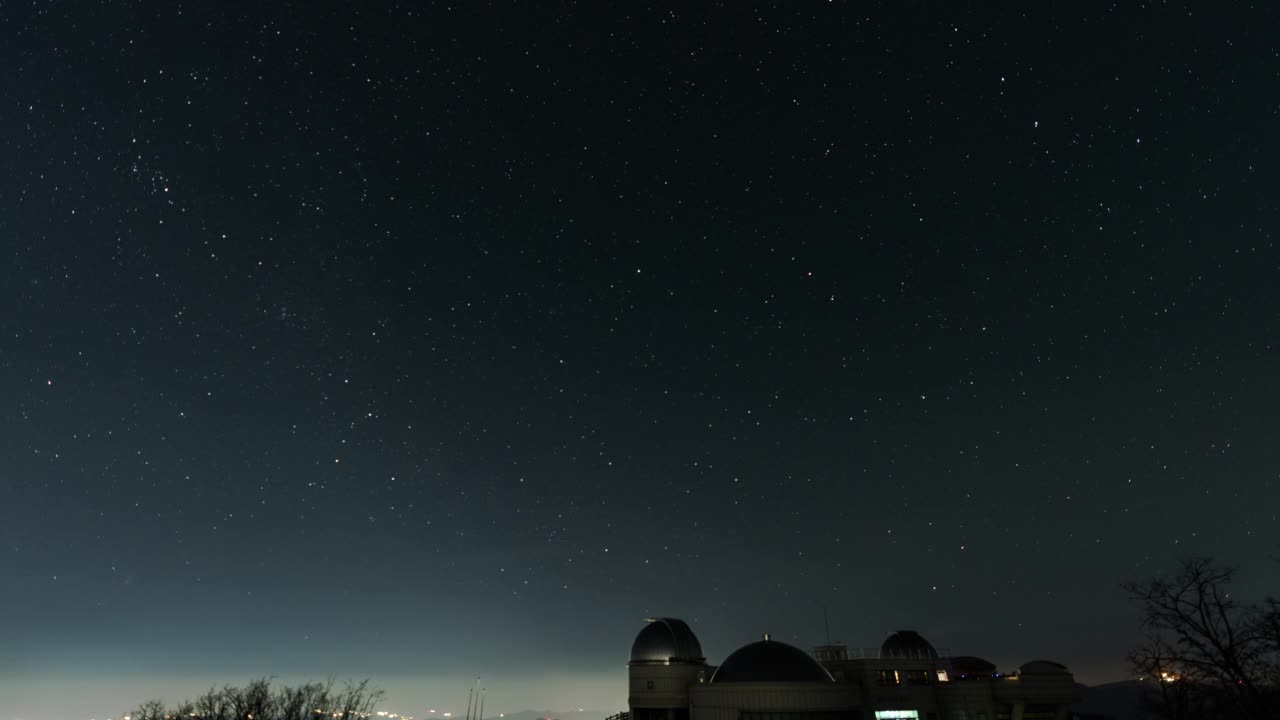 韩国江原道华川郡chookyungchul天文台的昼夜运动和星迹视频素材