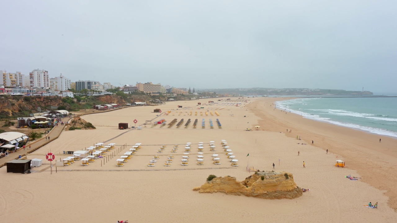 在阿尔加维Albufeira，葡萄牙的澎湖列岛海滩的观点视频素材