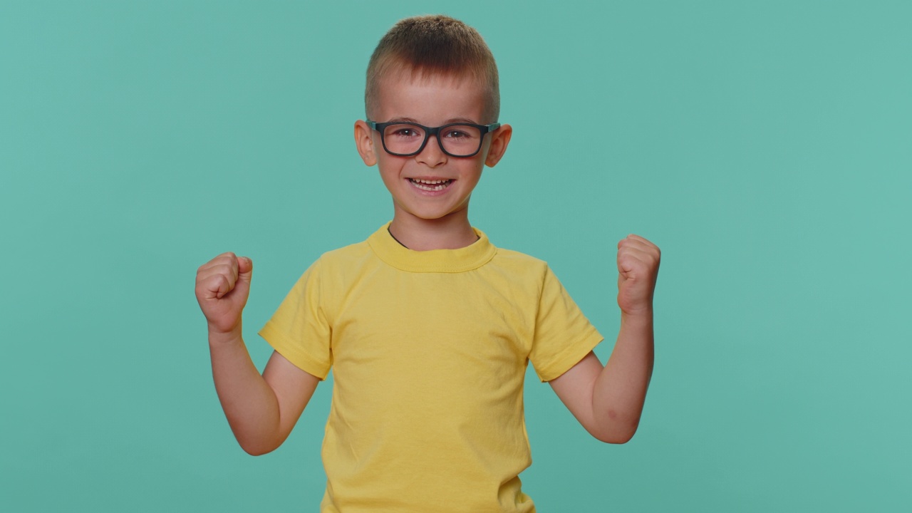 快乐幼儿儿童男孩庆祝成功，游戏中奖，生日，彩票目标的实现视频素材