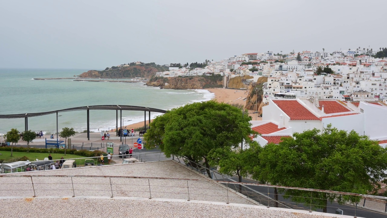 在阿尔加维Albufeira，葡萄牙的澎湖列岛海滩的观点视频素材