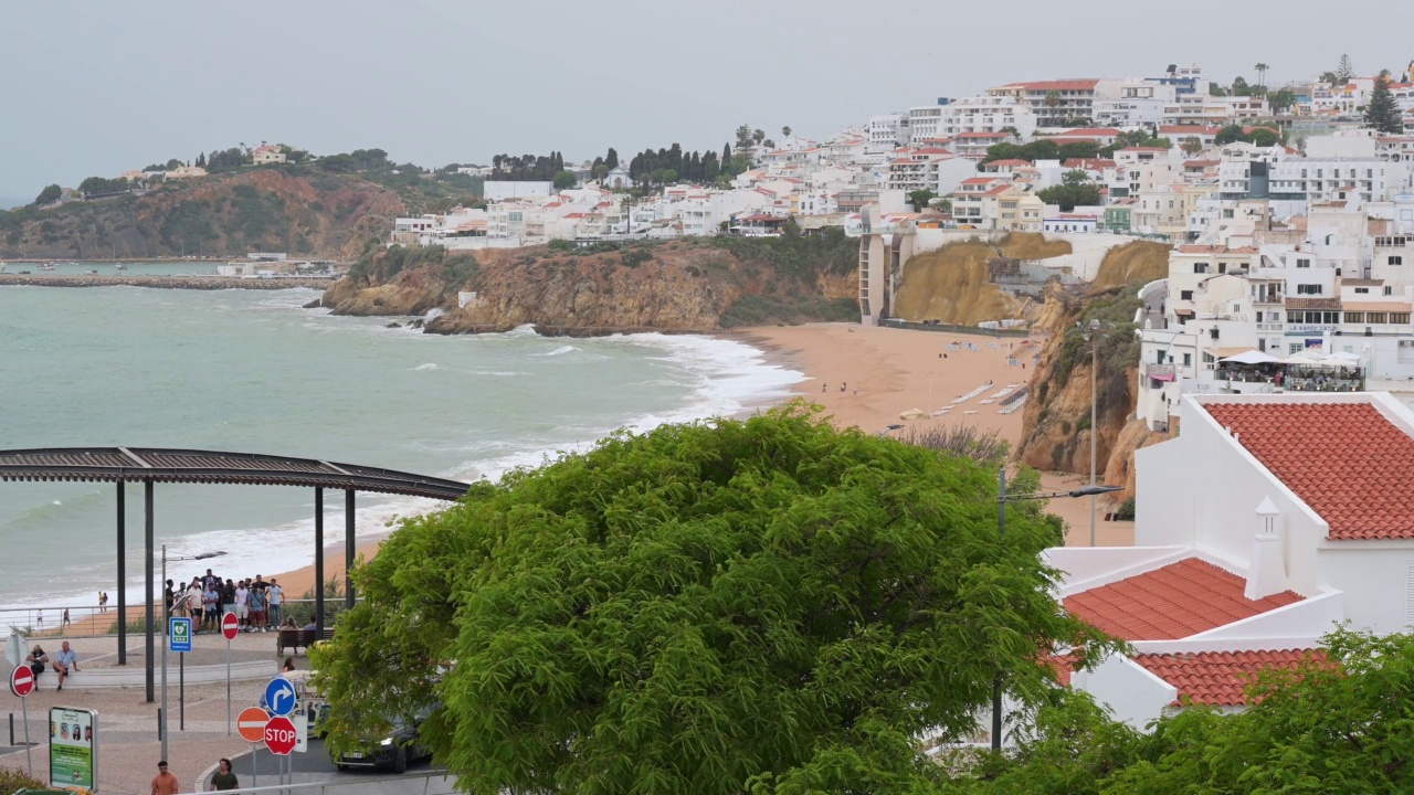 在阿尔加维Albufeira，葡萄牙的澎湖列岛海滩的观点视频素材