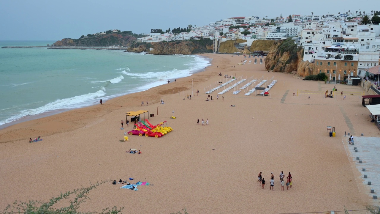 在阿尔加维Albufeira，葡萄牙的澎湖列岛海滩的观点视频素材