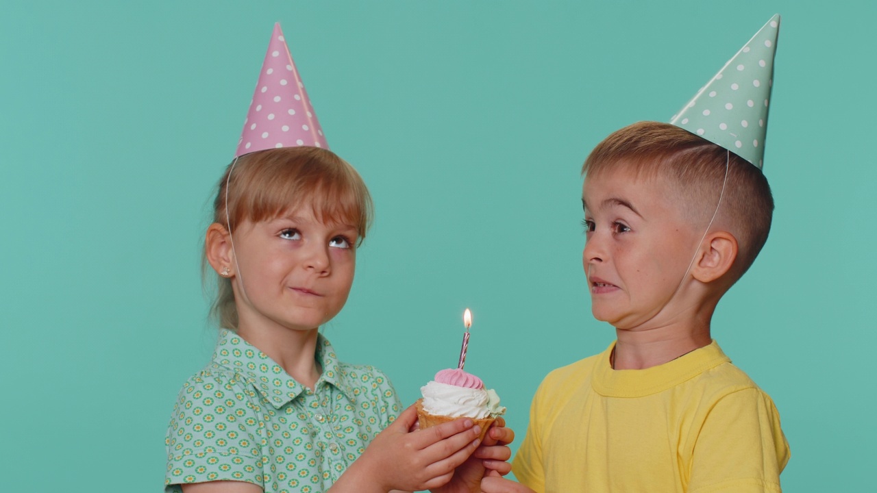 快乐的孩子男孩女孩兄弟姐妹朋友庆祝生日吹蜡烛蛋糕许愿视频素材