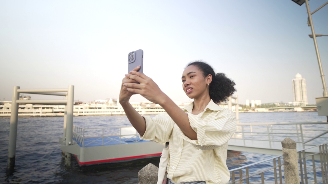 年轻女子独自旅行。视频素材