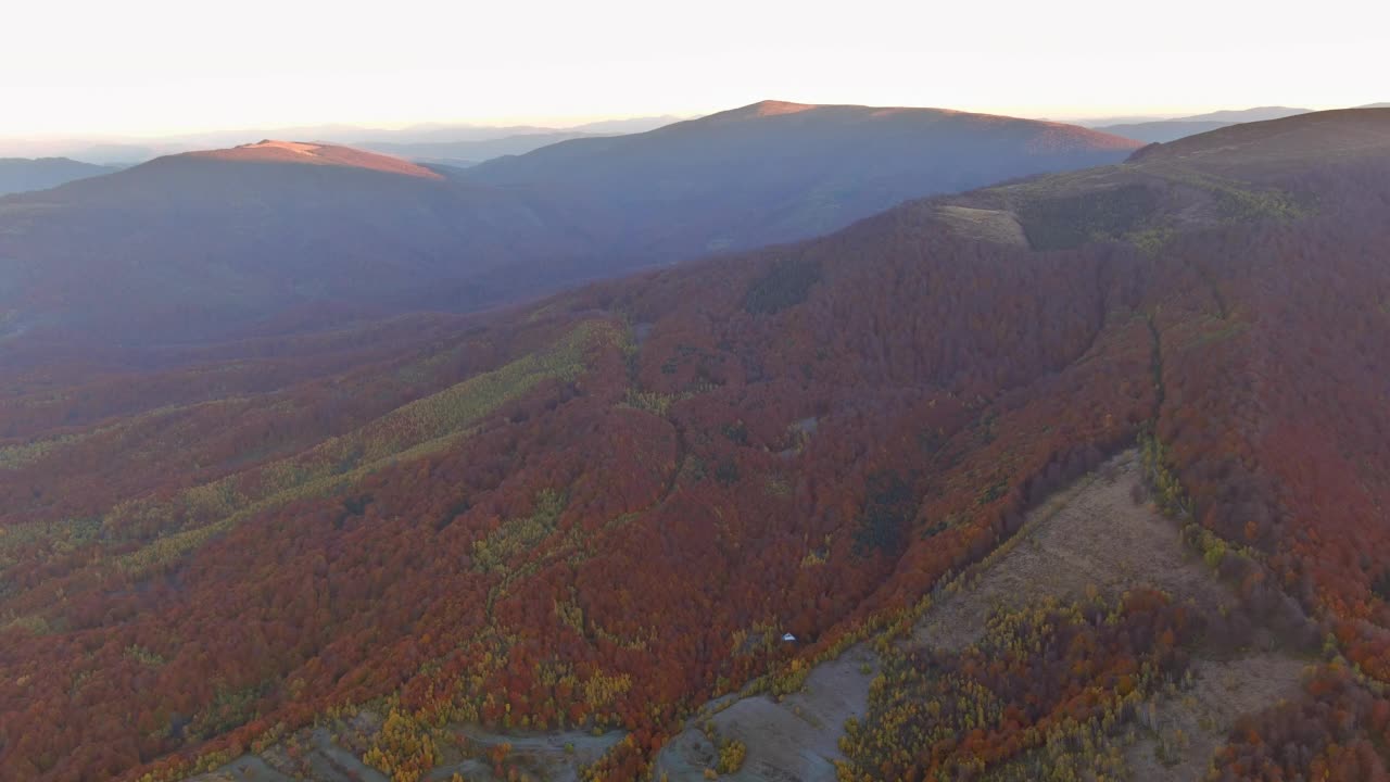 巍峨的秋景山脉山谷在清晨的视角广角全景视频素材