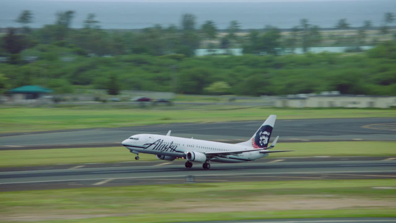 阿拉斯加航空公司波音737飞机在夏威夷檀香山起飞视频素材