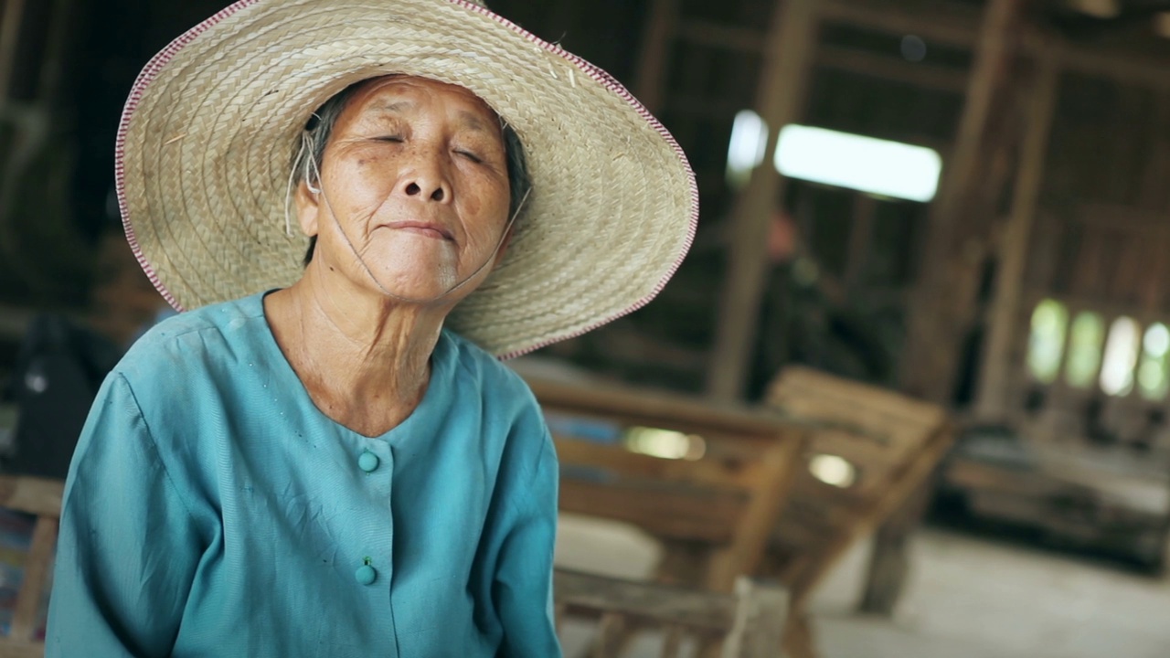 亚洲祖母在家的肖像视频下载