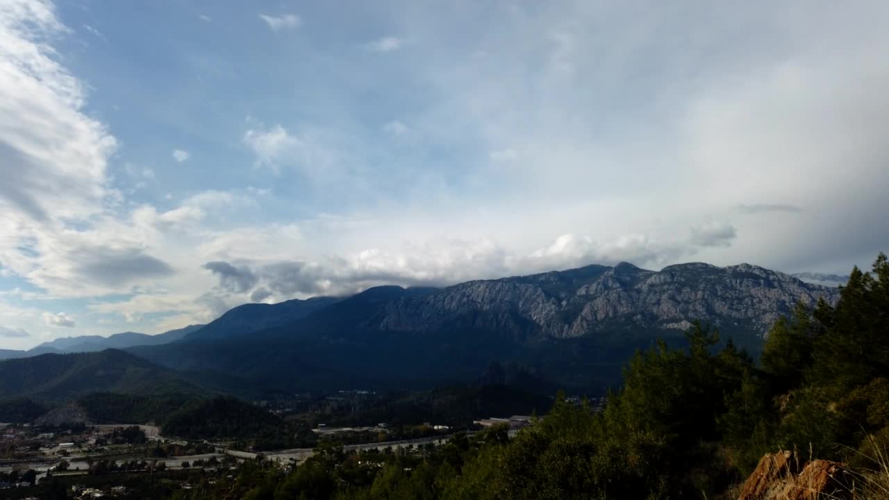 时间流逝雪山，蓝色晴朗的天空与云和绿色的山谷全景视频素材