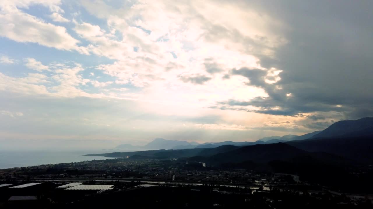 阳光和雨水在绿色山谷和海岸上空的时间推移全景图视频素材