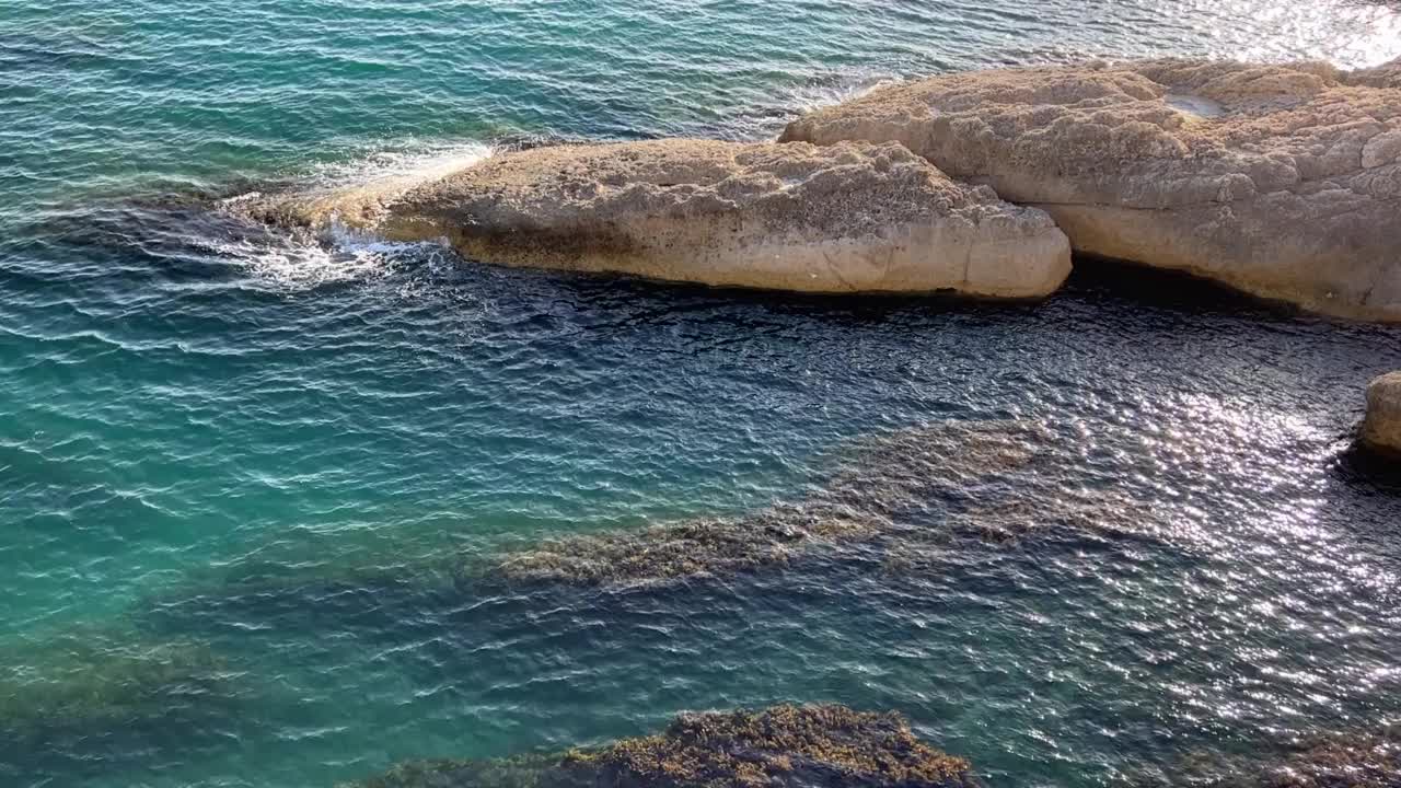 碧绿的海水和海岸峭壁。视频素材