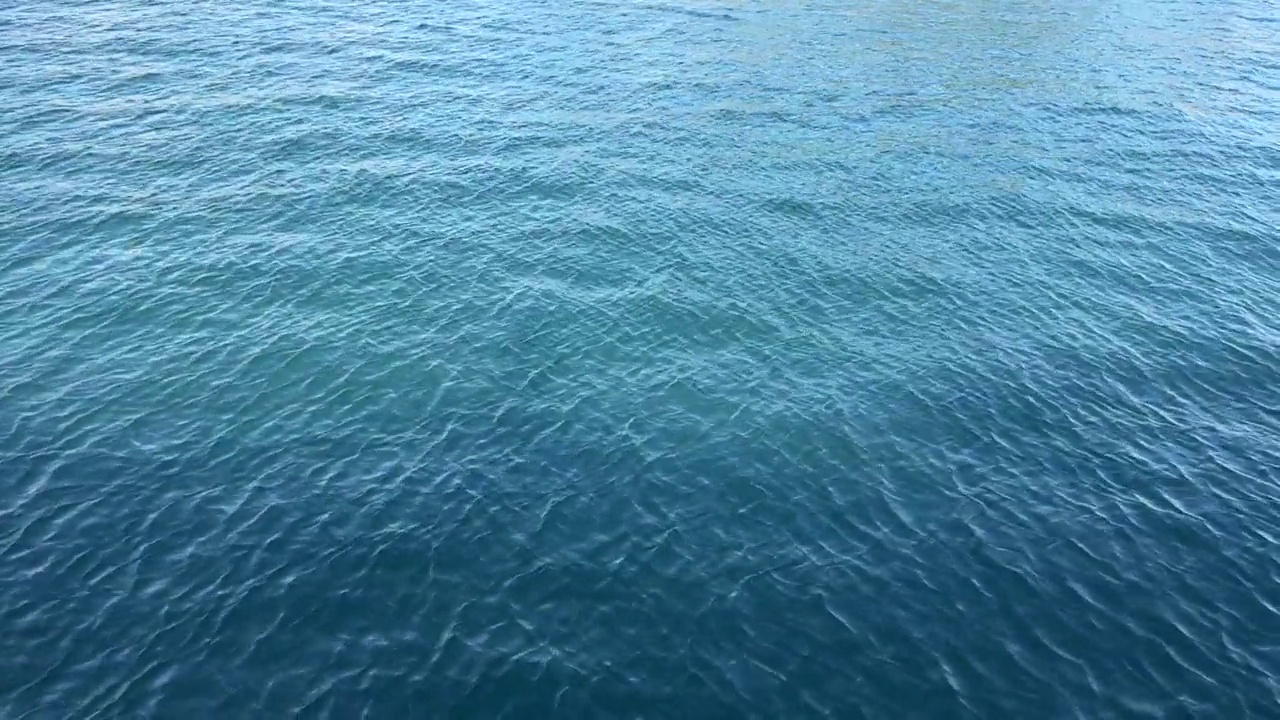 海蓝色的水波涟漪背景。美丽的海景。新鲜。阿卡。海洋。禅。视频素材