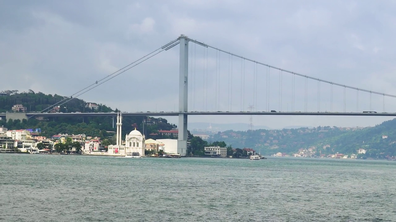 博斯普鲁斯海峡大桥和土耳其伊斯坦布尔的Ortakoy清真寺全景视频素材