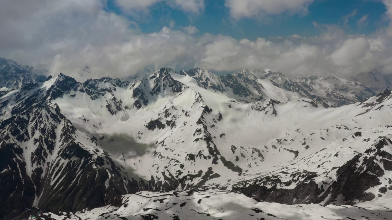 在美丽的雪峰和冰川上飞越山云。视频素材