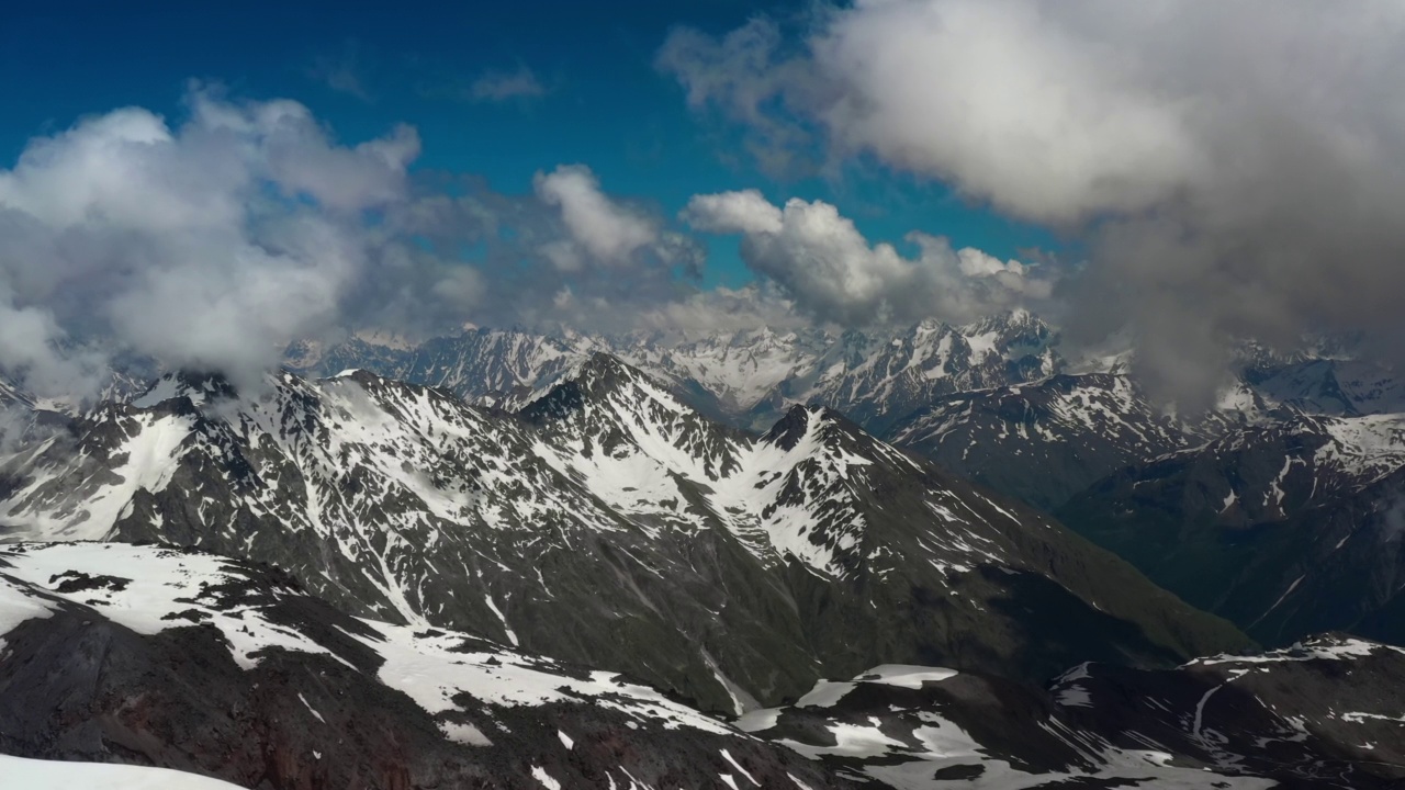 在美丽的雪峰和冰川上飞越山云。视频素材