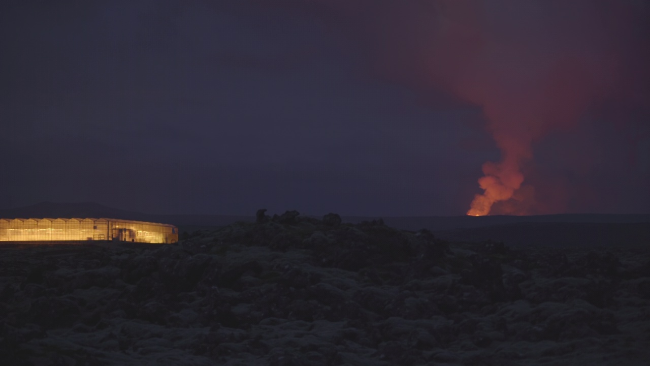 冰岛火山爆发与熔岩田温室在前景视频素材