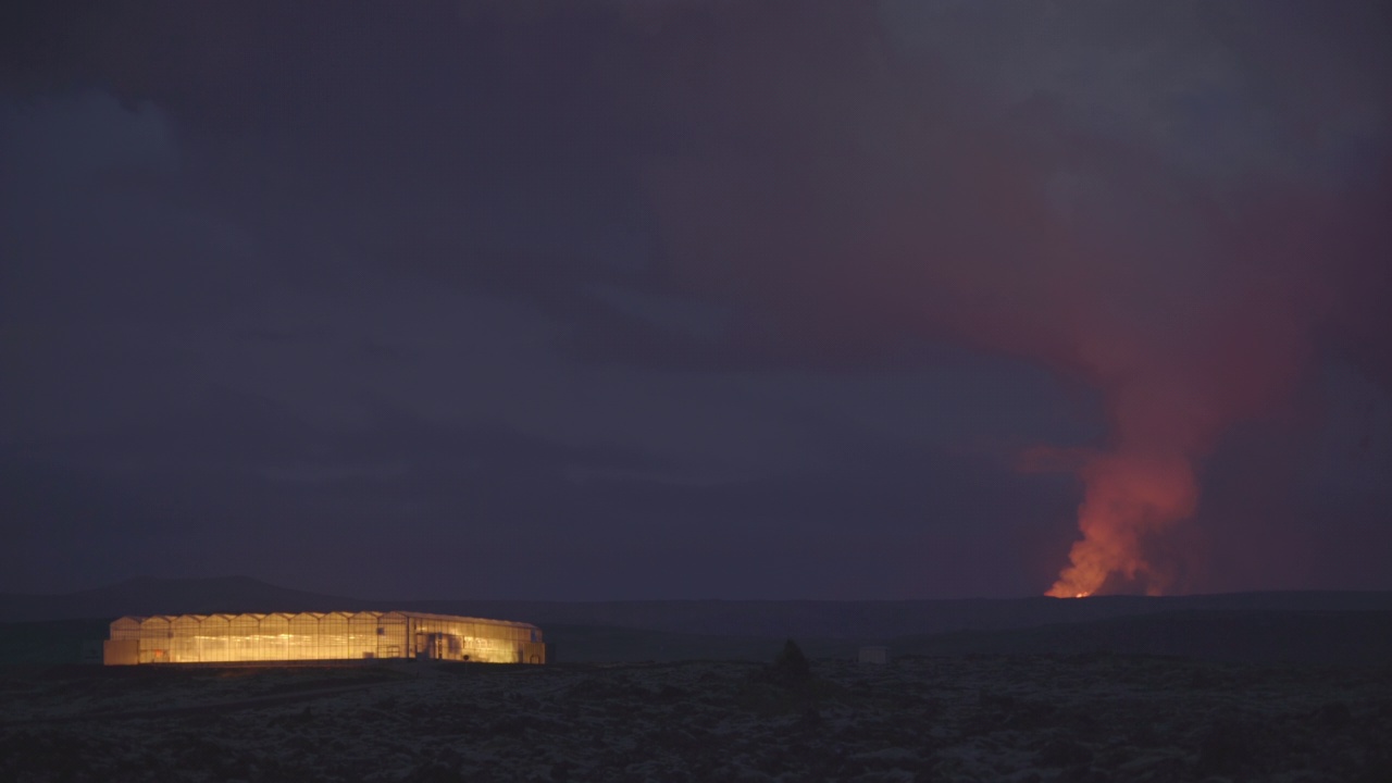 冰岛火山爆发，前景有温室视频素材