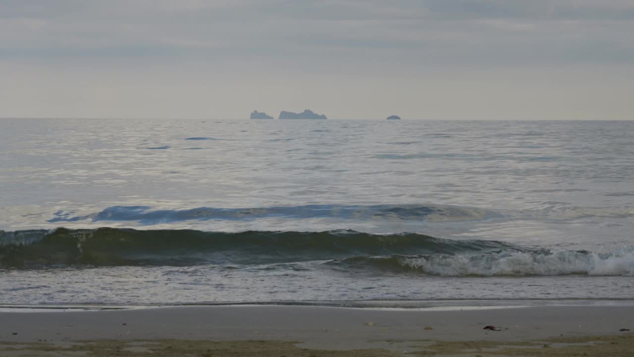 2022年6月30日，泰国Chumphon, Thungwualaen海滩，晚上的海滩很美。视频素材