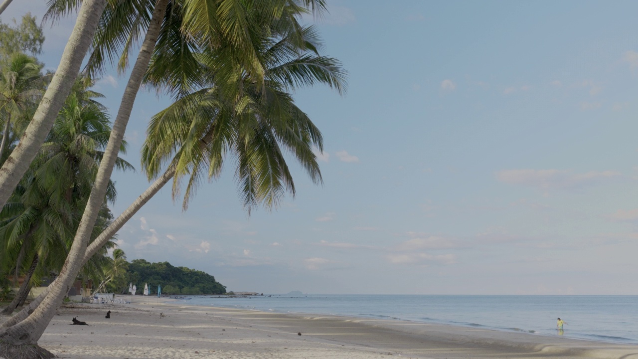 2022年6月30日，泰国Chumphon, Thungwualaen海滩，晚上的海滩很美。视频素材