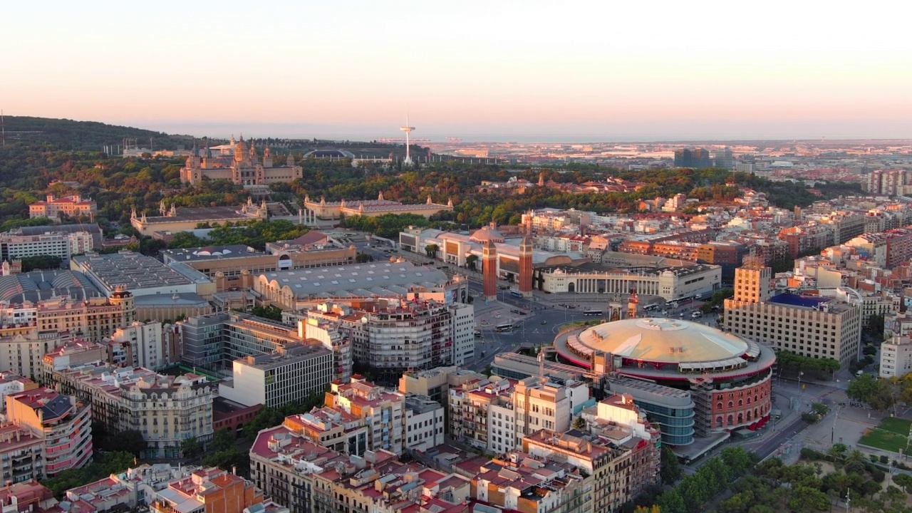 日出时巴塞罗那城市天际线的鸟瞰图。Plaça d'Espanya(西班牙的地方)是巴塞罗那最重要的广场之一视频素材