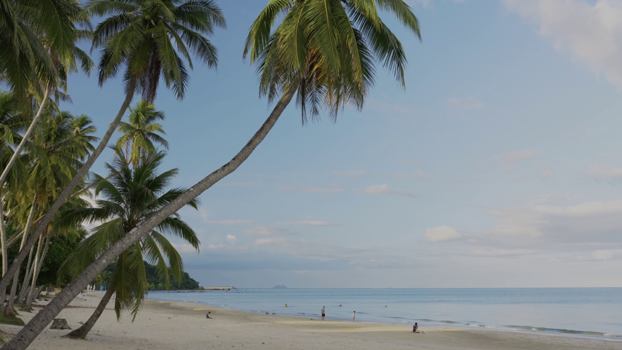 2022年6月30日，泰国Chumphon, Thungwualaen海滩，晚上的海滩很美。视频素材