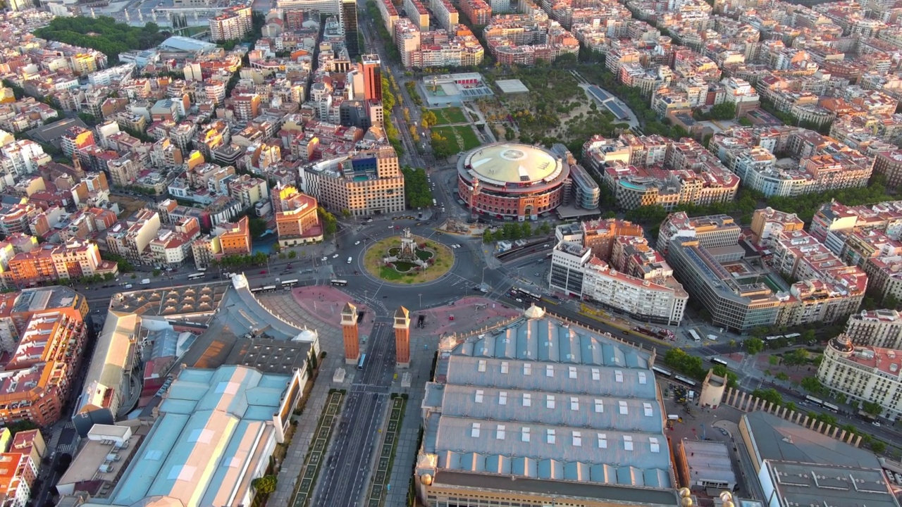 日出时巴塞罗那城市天际线的鸟瞰图。Plaça d'Espanya(西班牙的地方)是巴塞罗那最重要的广场之一视频素材