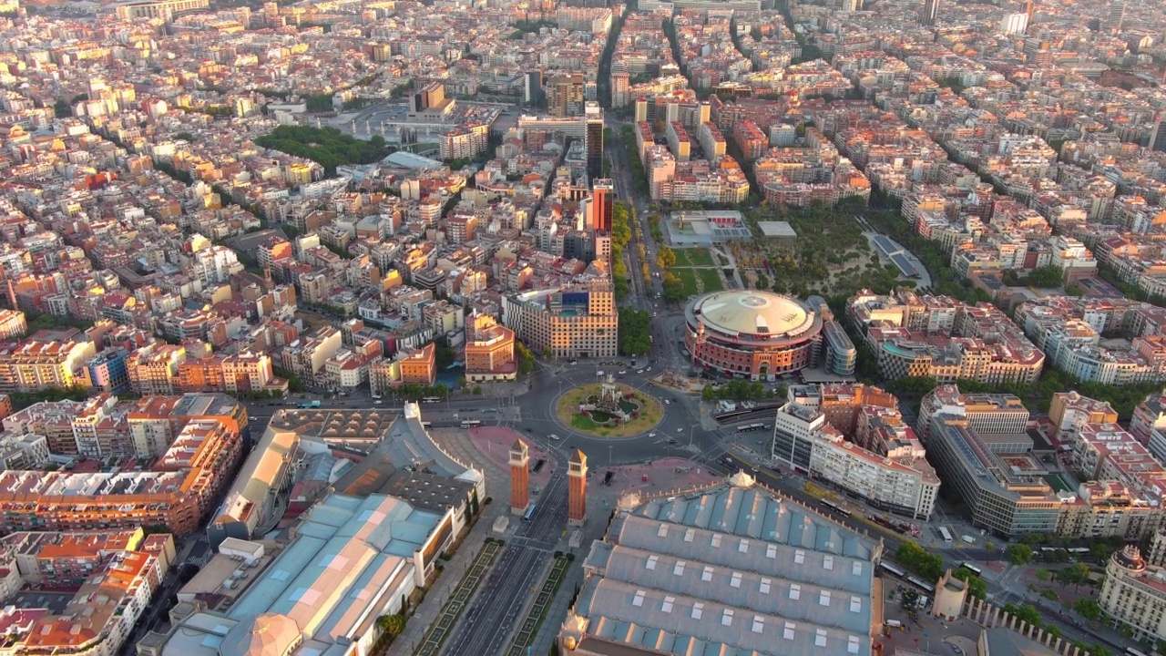 日出时巴塞罗那城市天际线的鸟瞰图。Plaça d'Espanya(西班牙的地方)是巴塞罗那最重要的广场之一视频素材