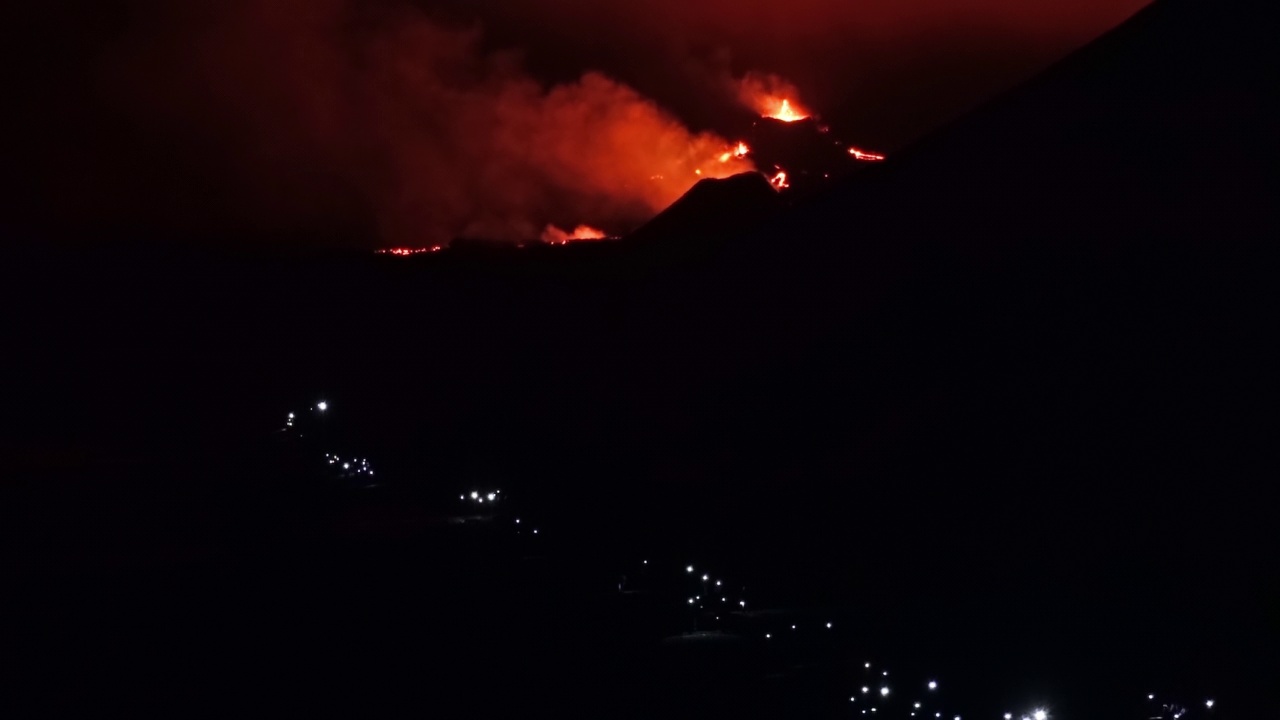 2021年，冰岛，徒步旅行者带着大灯走在喷发的火山下视频素材