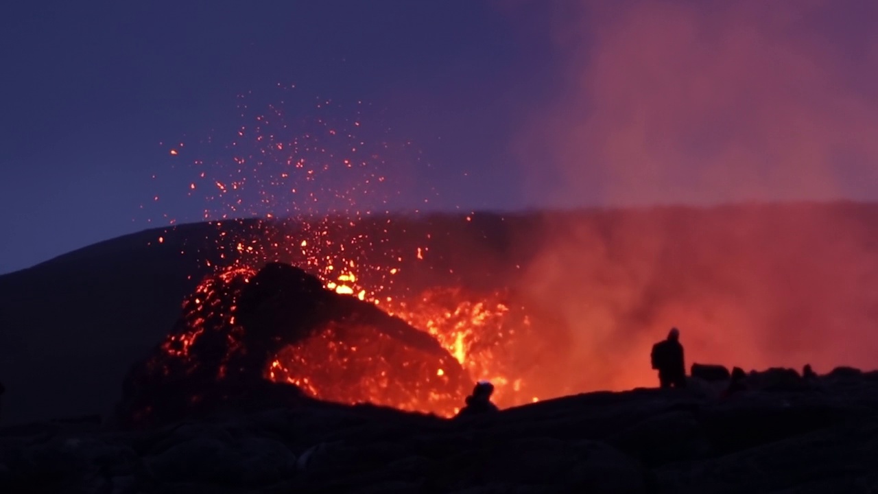 冰岛，2021年黄昏，火山喷发前的人们的剪影视频素材