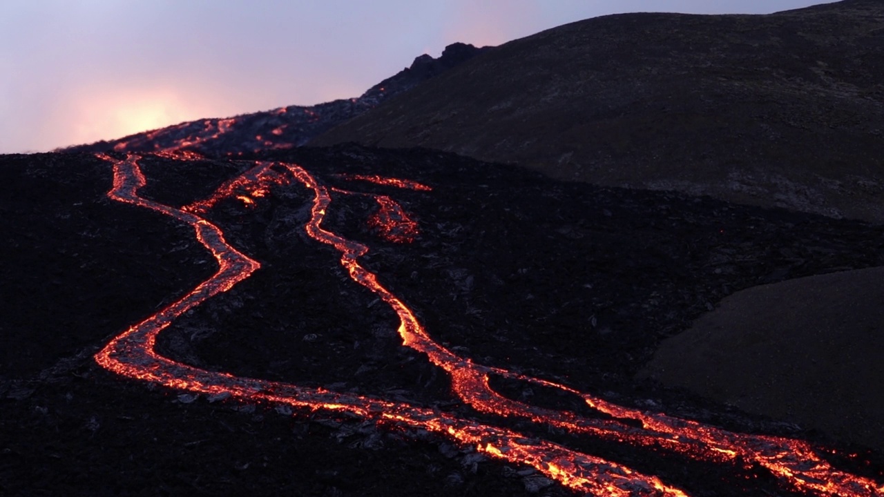 冰岛火山喷发熔岩形成的蜿蜒河流2021年日落视频素材