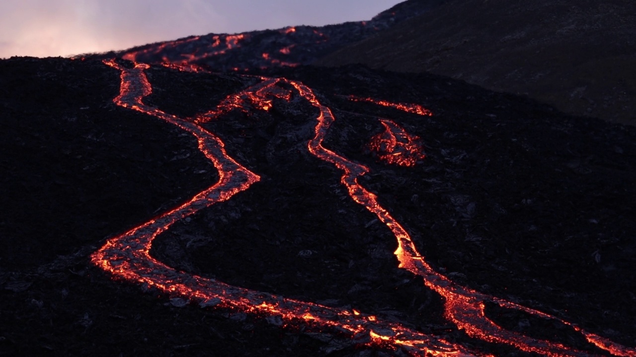 2021年黄昏，冰岛火山喷发熔岩形成蜿蜒的河流视频素材