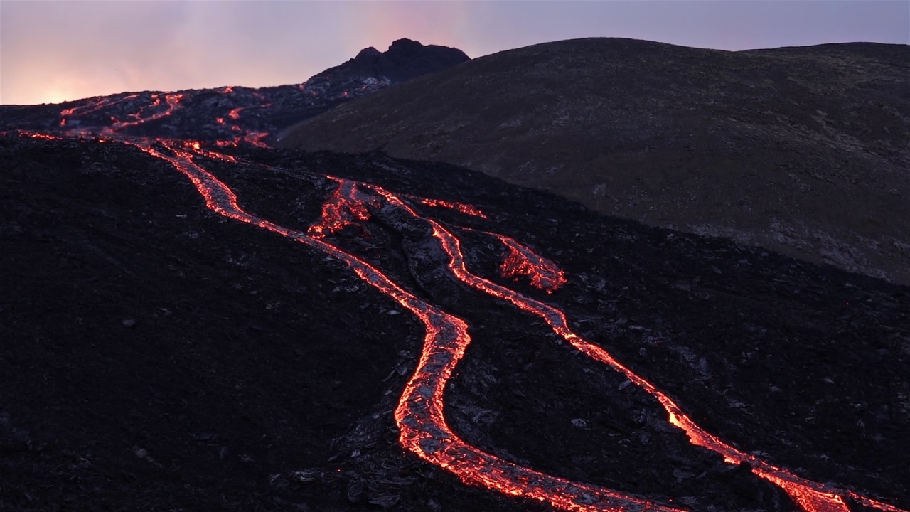 冰岛火山喷发熔岩形成的蜿蜒河流在2021年晚霞熠熠视频素材