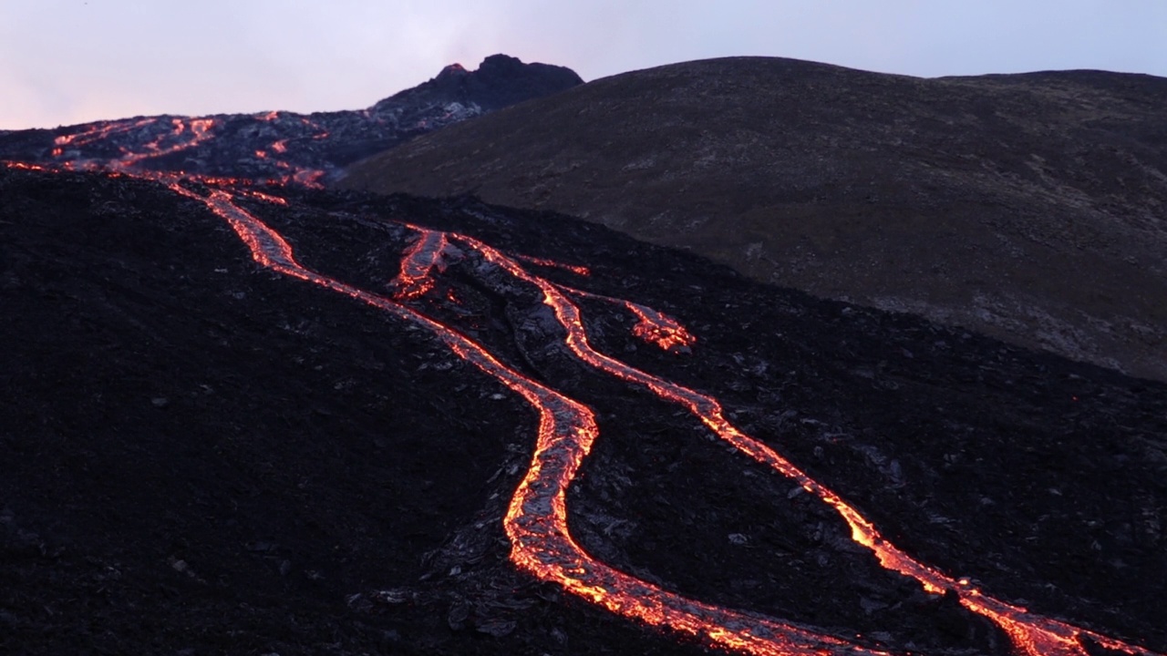 2021年冰岛火山喷发熔岩形成的蜿蜒河流视频素材