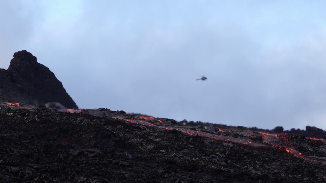 直升机飞过喷发的火山和熔岩视频素材